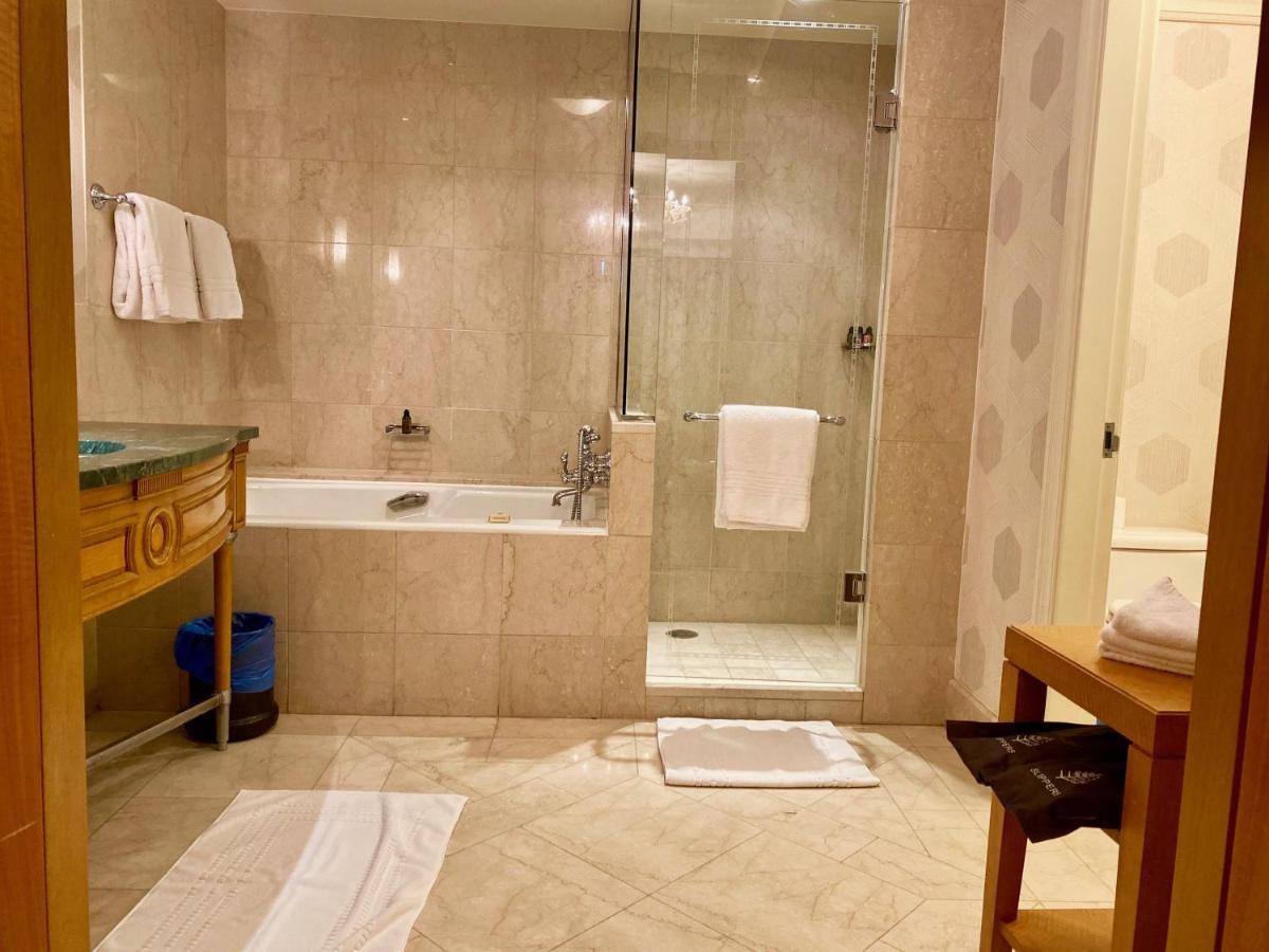 Chez Haytham At Four Seasons Nile Plaza Residential Suite Kairo Bagian luar foto
